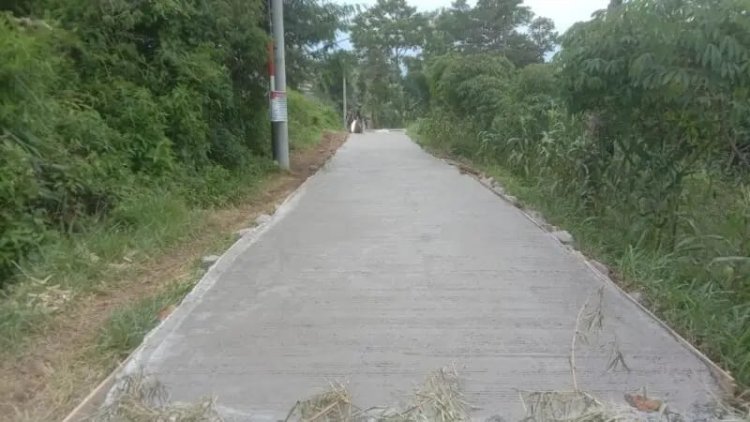 Jalan Kampung Cireundeu Di Desa Godog Melakukan Pembangunan Rambat Beton Untuk Kepentingan Warga