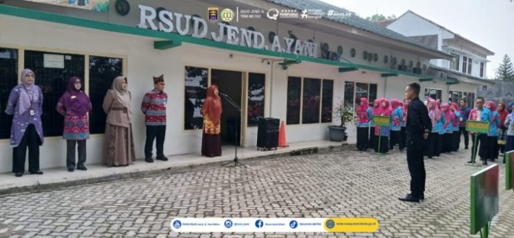 KEPALA BAGIAN KEUANGAN RSUD JENDERAL AHMAD YANI METRO DIAH KUSUMANINGRUM, S.K.M., M.K.M PIMPIN APEL PAGI DI HALAMAN KANTOR KAMIS, 20 FEBRUARI 2025