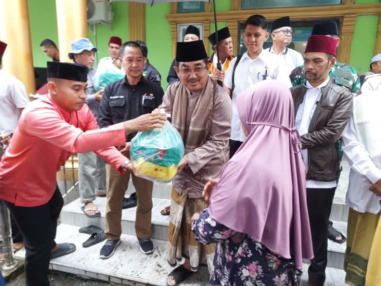 *Bupati Tanjung Jabung Barat Gelar Safari Ramadhan, Bagikan Bantuan Sembako dan Dana untuk Masjid