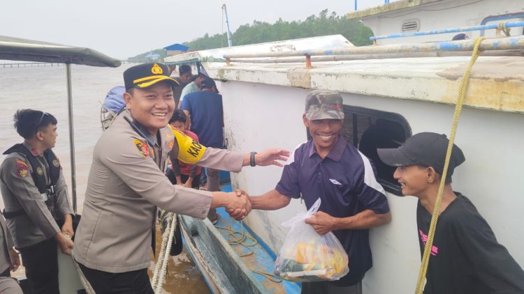 Kapolres Tanjab Barat Salurkan 100 Paket Sembako untuk Nelayan Pesisir Kuala Tungkal