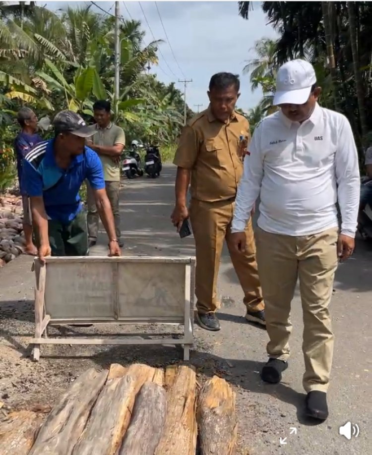 Bupati Anwar Sadat Bersama Kadis PUPR Tinjau Jalan Rusak Parah di Tungkal Ilir