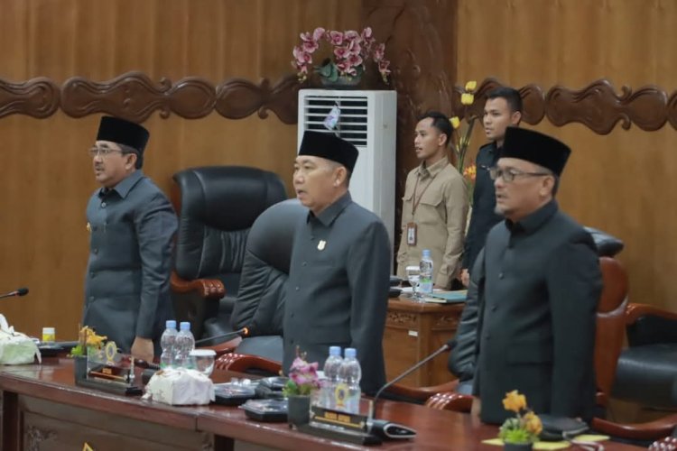 Bupati Tanjab Barat Hadiri Paripurna DPRD, Sampaikan Tanggapan atas LKPJ 2024 dan Dorong Sinergi Eksekutif-Legislatif