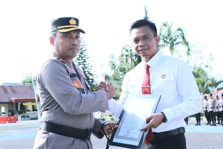 Wujud Apresiasi, Kapolres Bener Meriah Berikan Penghargaan Kepada Personel Berprestasi