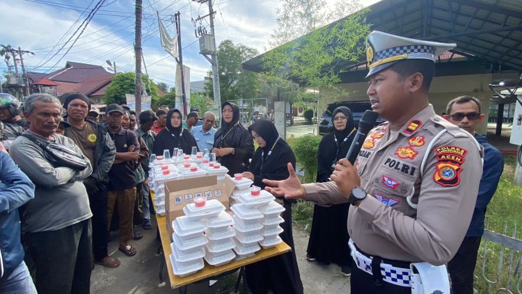 Jumat Barokah, Satlantas Polres Lhokseumawe Berbagi Makanan Kepada Warga