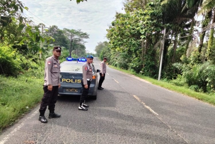 Polsek Way Tuba Gelar Patroli dan Sosialisasi Layanan Call Center 110 di Kampung Way Tuba