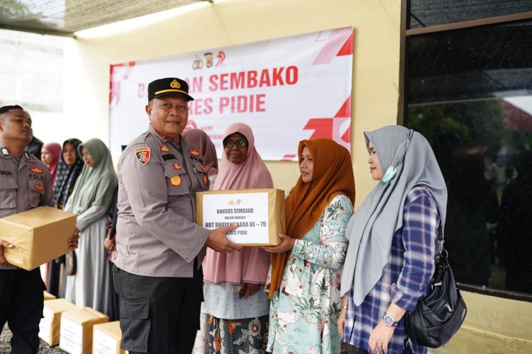 Polres Pidie Bagikan Sembako kepada Warga Kurang Mampu saat Pemeriksaan Kesehatan di Poliklinik