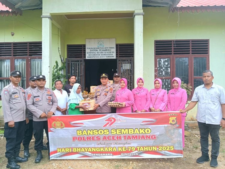 Sambut HUT Bhayangkara ke-79, Kapolsek Bendahara Salurkan Bansos