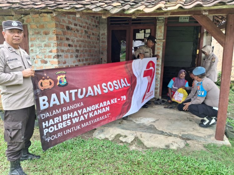 Jelang Hari Bhayangkara ke 79 , Kapolsek Baradatu dan Anggota Salurkan Puluhan Paket Sembako