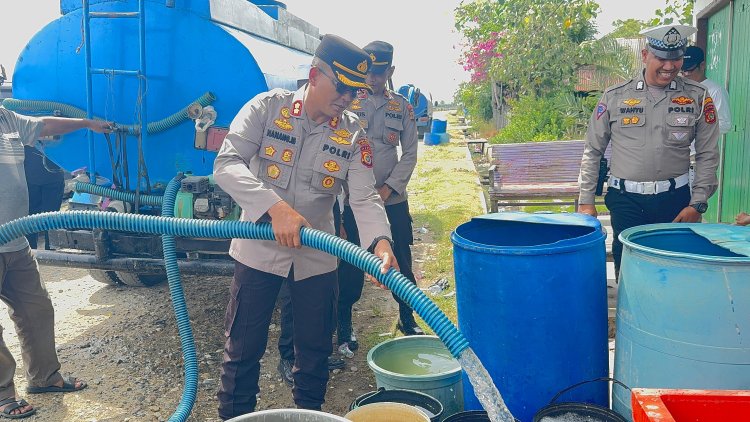 Momen Hari Bhayangkara, Polres Aceh Utara Salurkan Air Bersih Gratis untuk Warga Pesisir