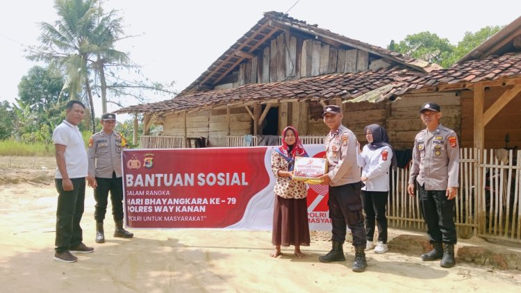 Jelang Hari Bhayangkara ke 79, Polsek Bumi Agung Bagikan Bansos Kepada Warga