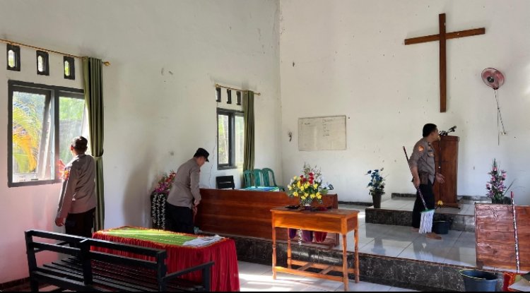 Sambut Hari Bhayangkara Ke -79, Polsek Blambangan Umpu Bersihkan Lingkungan Gereja