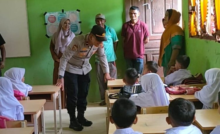 Tahun Ajaran Baru, Kapolsek Pantee Bidari Beri Bantuan Alat Tulis Kepada Sejumlah Murid SD