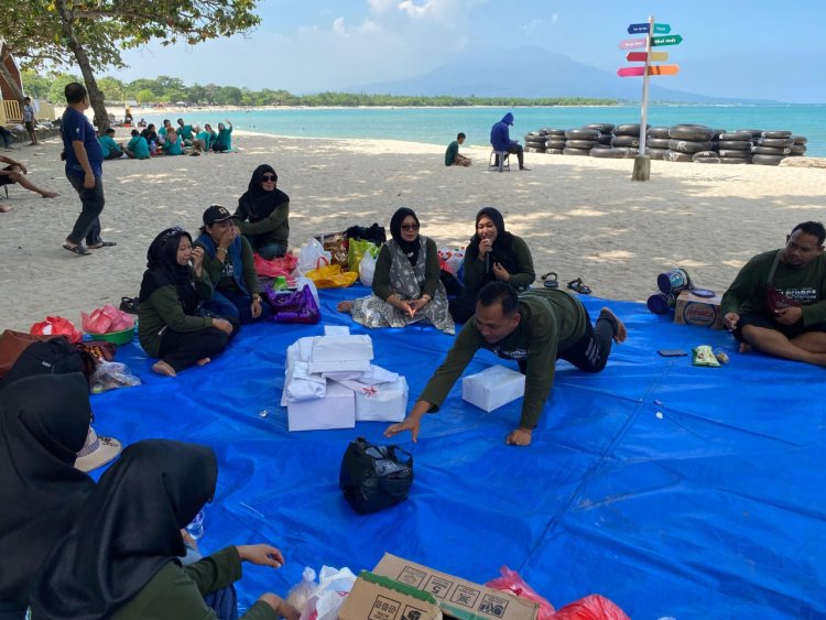 Metro MNN - Keluarga besar UPTD SDN 11 Metro Pusat melaksanakan Family Gethering di Pantai M Bich Lampung Selatan, Minggu (20/7/2025).