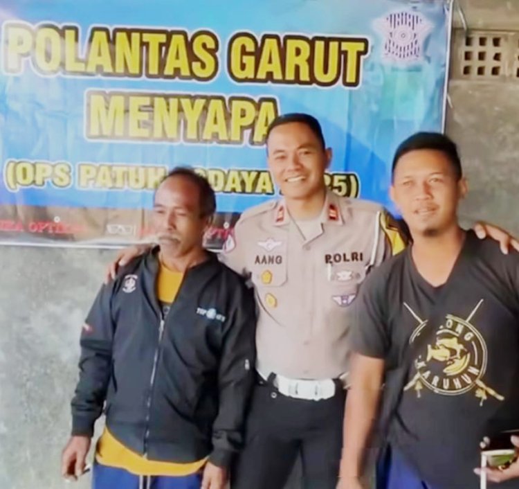 Polantas Menyapa" : Sat Lantas Polres Garut Jalin Keakraban dengan Sopir Truk Demi Keselamatan Berlalu Lintas