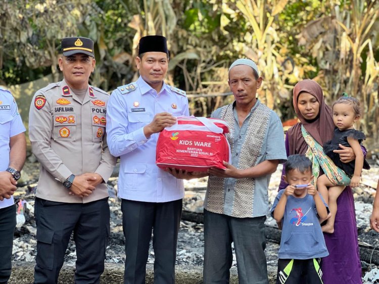 Wakil Bupati Aceh Timur T. Zainal Abidin Serahkan Bantuan Kebakaran di Matang Pudeng