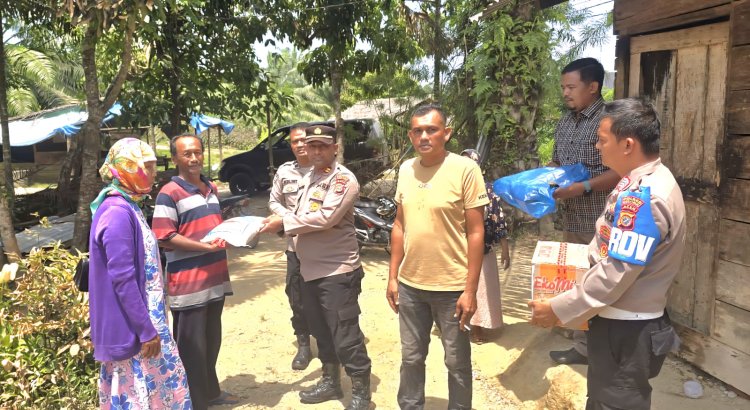 Kapolsek Ranto Peureulak Serahkan Bantuan Kepada Warga Korban Kebakaran