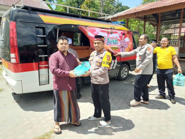Polres Bener Meriah Tebar Kebaikan Di Jum'at Berkah, Bagikan 100 Nasi Kotak Kepada Jamaah Masjid Al-Mukminun