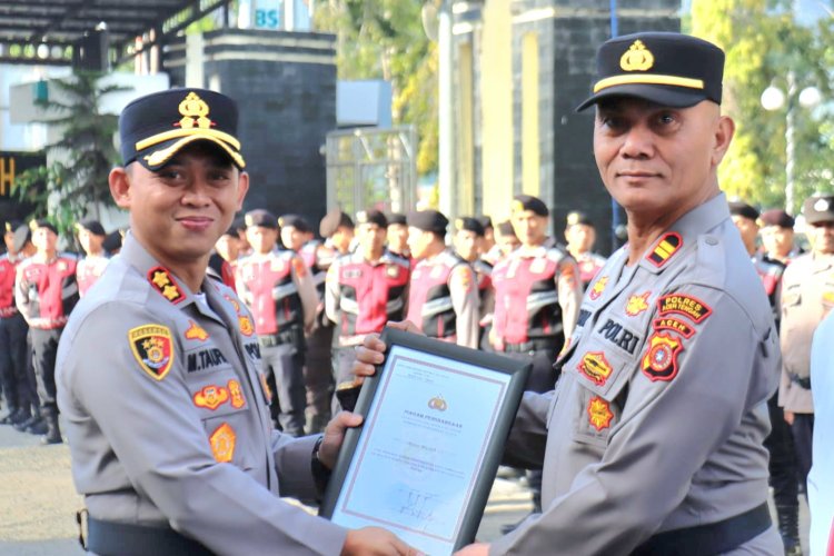 Pimpin Upacara Kenaikan Pangkat Pengabdian, Kapolres Aceh Tengah Berikan Apresiasi dan Penghargaan kepada 16 Personel Berprestasi
