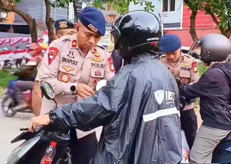 Semarak Merah Putih : Batalyon D Sat Brimob PMJ Bagikan Bendera di Cikarang, Tanamkan Nilai Nasionalisme