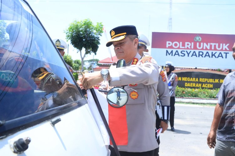 Polres Aceh Utara Bagikan Bendera Merah Putih Kepada Pengguna Jalan, Semarakkan HUT ke-80 RI