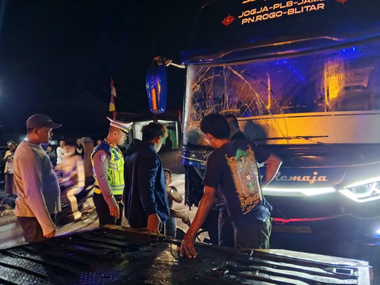 Kasatlantas Polres Way Kanan Datangi Laka Lantas Antara Bus dan Mini Bus Akibatkan Korban Luka di Baradatu