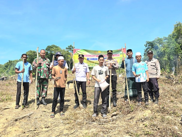 Kapolsek Indra Makmu Bersama Forkopimcam Tanam Jagung di Lahan Pesantren Al-Hijrah