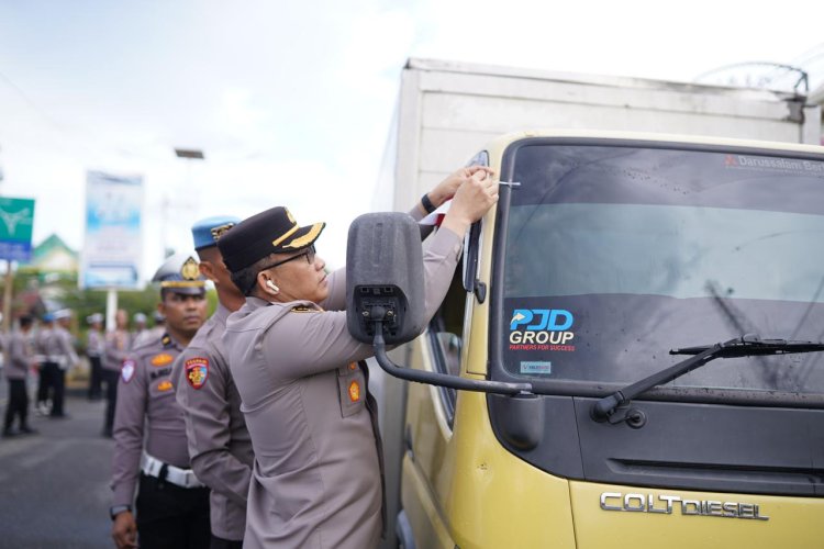 Polres Pidie Bagikan 200 Bendera Merah Putih ke Pengendara, Sambut HUT RI ke-80,