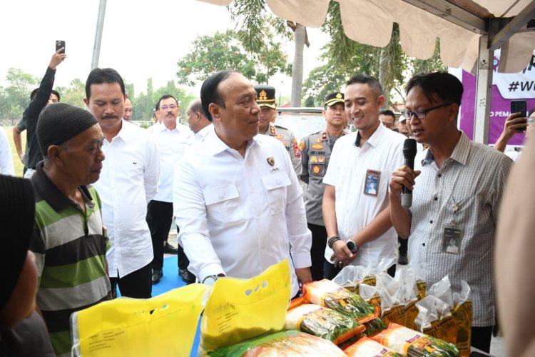 Polri Distribusikan 6 Ton Beras Menggelar Gerakan Pasar Murah di Madiun, Sinergi dengan Bulog Tekan Inflasi 