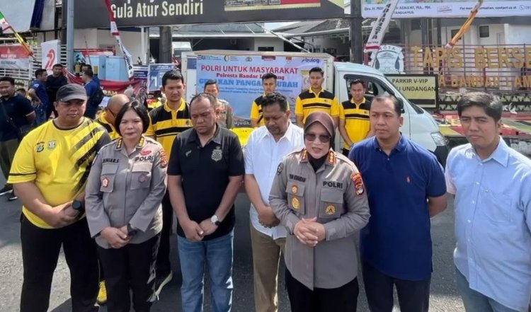 Polda Lampung bersama Perum Bulog Kanwil Lampung menjual beras sebanyak 2,2 ton kepada masyarakat Bandar Lampung di Tugu Adipura, Minggu (10/8/2025). 