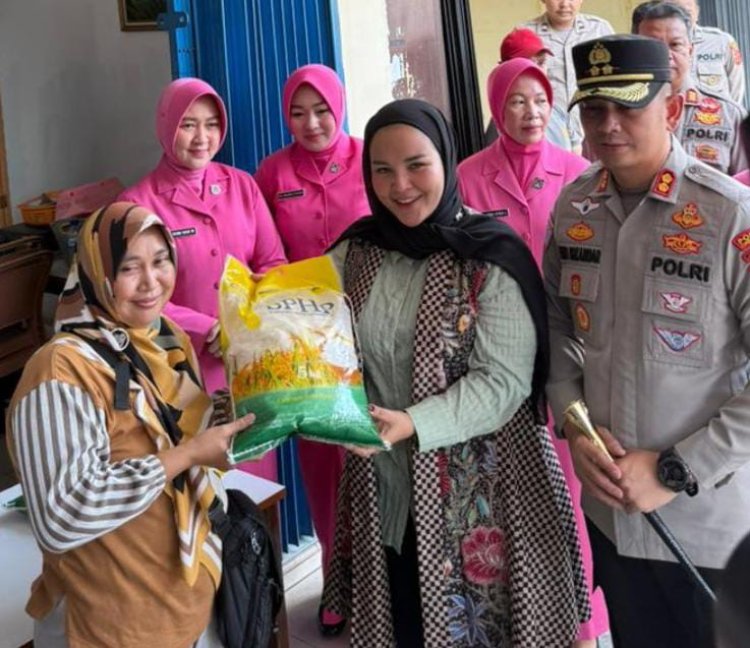 Polres Cirebon Kota dan Bulog Salurkan Beras Murah untuk Masyarakat   