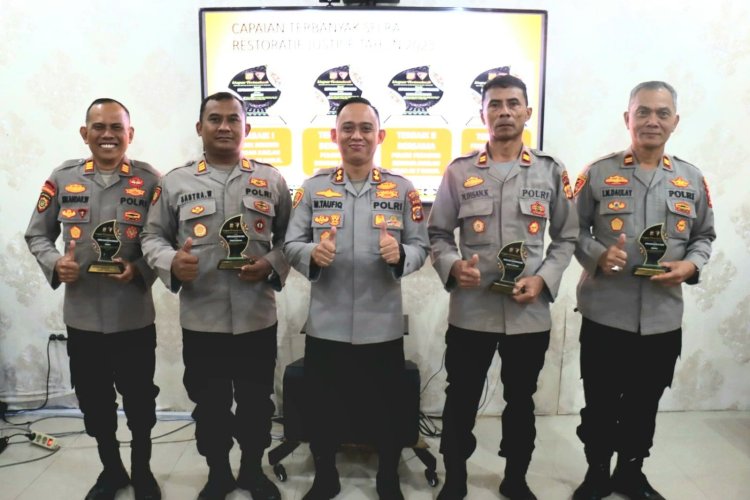 Kapolres Aceh Tengah Beri Penghargaan kepada 5 Kasat, Kapolsek dan Kasi