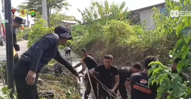 Batalyon D Pelopor Sat Brimob Polda Metro Bantu Warga Cikarang Utama Bersihkan Saluran Air
