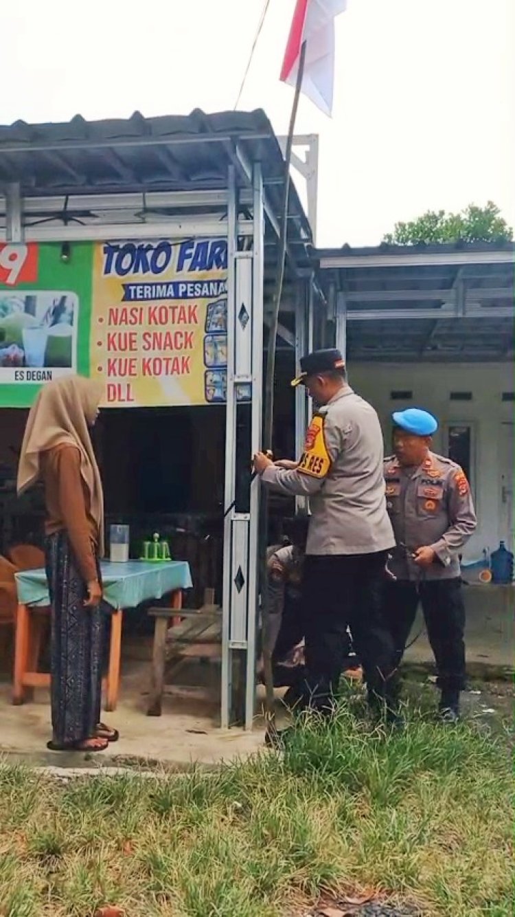 Sambut HUT RI ke-80, Kapolres Way Kanan Turun Langsung Bagikan Bendera Merah Putih
