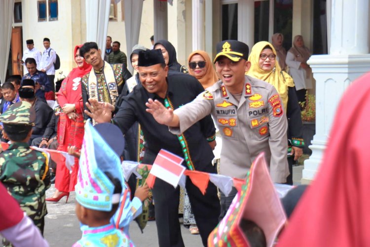 Ribuan Peserta Karnaval Semarakkan HUT RI ke-80 di Aceh Tengah, Kapolres dan Forkopimda Turun Menyapa