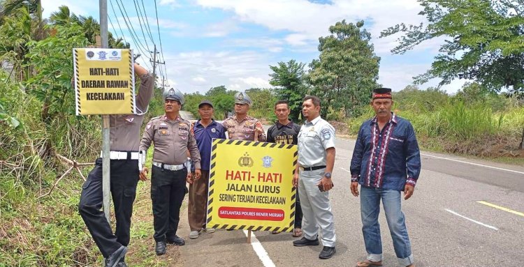 Polantas Aceh Untuk Masyarakat:Satlantas Polres Bener Bersama Jasaraharja Aceh Pasang Pamlet Spanduk Himbauan Lalu Lintas