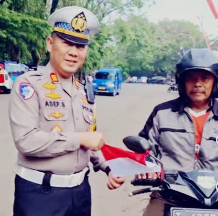 Satlantas Polres Subang Semarakkan HUT RI ke-80 dengan Bagi-Bagi Bendera Merah Putih