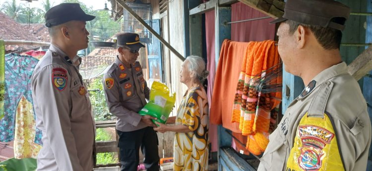Aksi Jumat Berkah, Kapolres Way Kanan Salurkan Bansos Kepada Warga Kurang Mampu